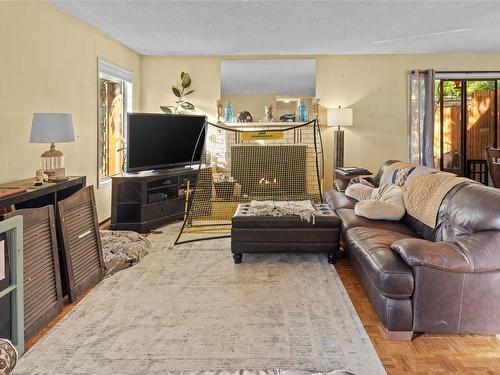 961 Shearwater St, Esquimalt, BC - Indoor Photo Showing Living Room