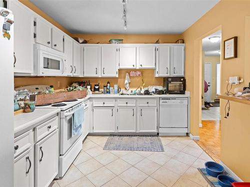 961 Shearwater St, Esquimalt, BC - Indoor Photo Showing Kitchen With Double Sink