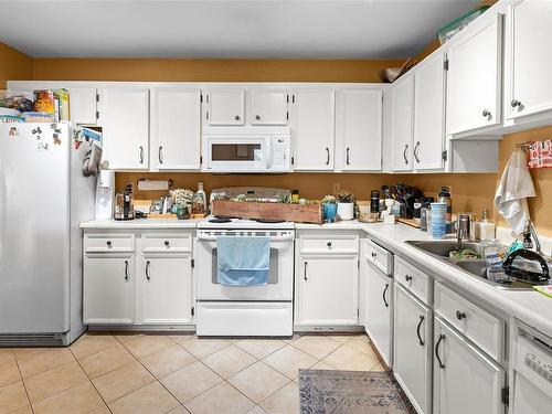 961 Shearwater St, Esquimalt, BC - Indoor Photo Showing Kitchen