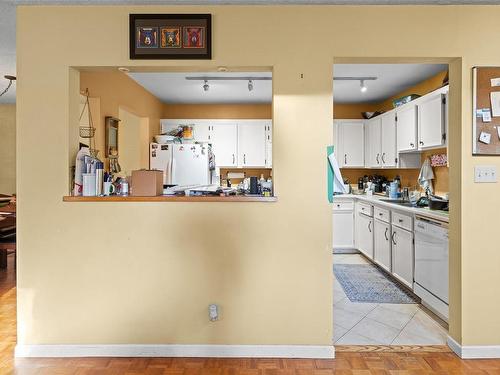 961 Shearwater St, Esquimalt, BC - Indoor Photo Showing Kitchen