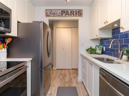 404-2757 Quadra St, Victoria, BC - Indoor Photo Showing Kitchen With Double Sink