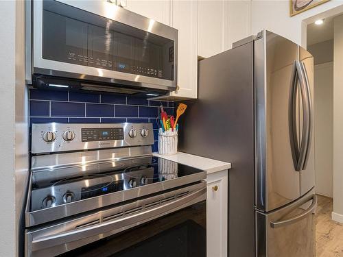 404-2757 Quadra St, Victoria, BC - Indoor Photo Showing Kitchen