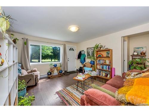 8033 Greendale Rd, Lake Cowichan, BC - Indoor Photo Showing Living Room