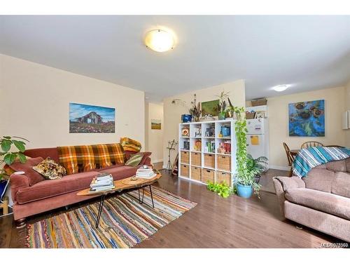 8033 Greendale Rd, Lake Cowichan, BC - Indoor Photo Showing Living Room