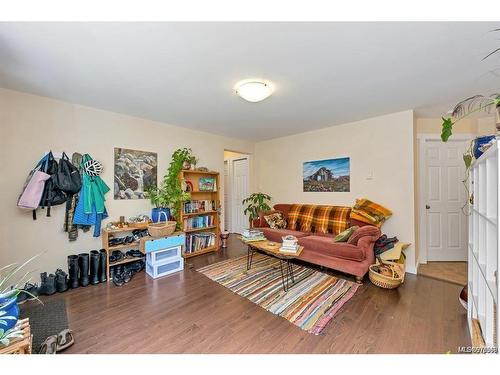 8033 Greendale Rd, Lake Cowichan, BC - Indoor Photo Showing Living Room