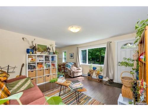 8033 Greendale Rd, Lake Cowichan, BC - Indoor Photo Showing Living Room