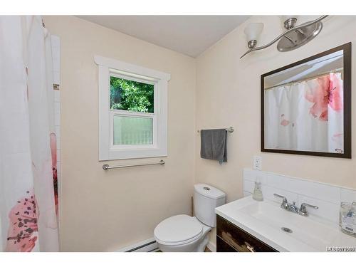 8033 Greendale Rd, Lake Cowichan, BC - Indoor Photo Showing Bathroom