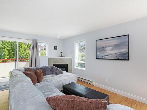 301-1811 Comox Ave, Comox, BC - Indoor Photo Showing Living Room