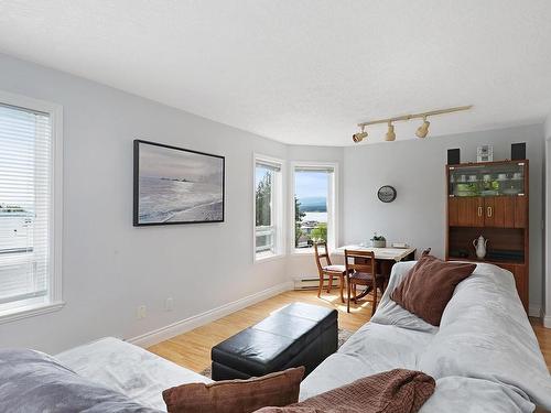 301-1811 Comox Ave, Comox, BC - Indoor Photo Showing Living Room