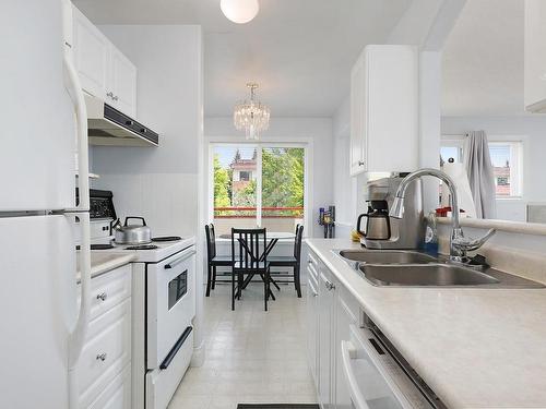 301-1811 Comox Ave, Comox, BC - Indoor Photo Showing Kitchen With Double Sink