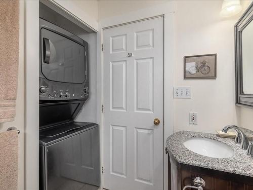 402-481 Kennedy St, Nanaimo, BC - Indoor Photo Showing Laundry Room