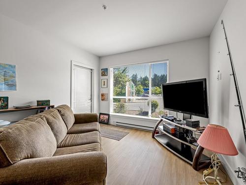 208-3070 Kilpatrick Ave, Courtenay, BC - Indoor Photo Showing Living Room