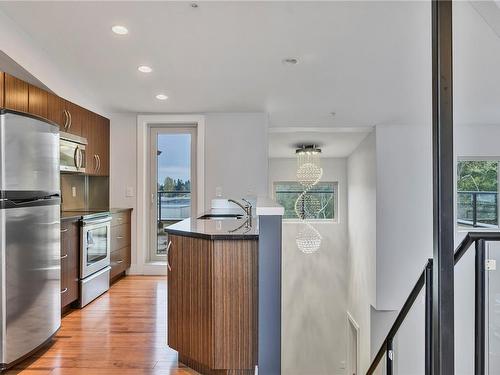 405-1392 Island Hwy South, Campbell River, BC - Indoor Photo Showing Kitchen