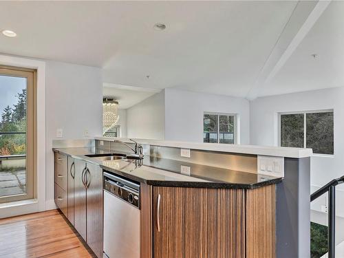 405-1392 Island Hwy South, Campbell River, BC - Indoor Photo Showing Kitchen