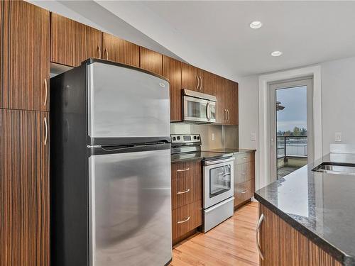 405-1392 Island Hwy South, Campbell River, BC - Indoor Photo Showing Kitchen