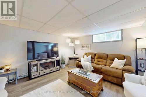 121 Queen Street, Kawartha Lakes, ON - Indoor Photo Showing Living Room