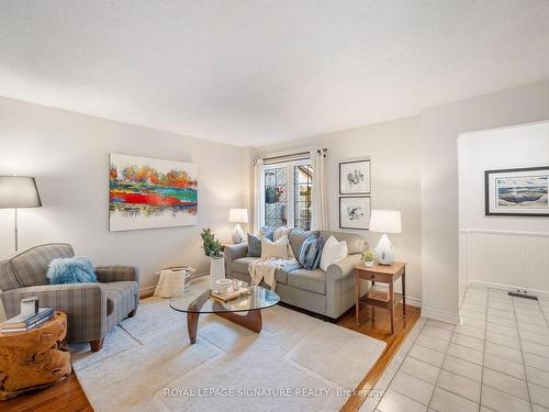 1545 Marshcourt Dr, Pickering, ON - Indoor Photo Showing Living Room