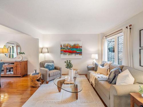 1545 Marshcourt Dr, Pickering, ON - Indoor Photo Showing Living Room