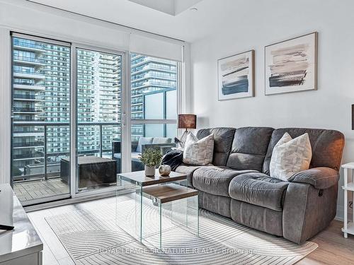 1006-110 Marine Parade Dr, Toronto, ON - Indoor Photo Showing Living Room