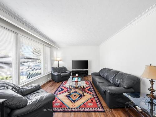 668 Peele Blvd, Burlington, ON - Indoor Photo Showing Living Room