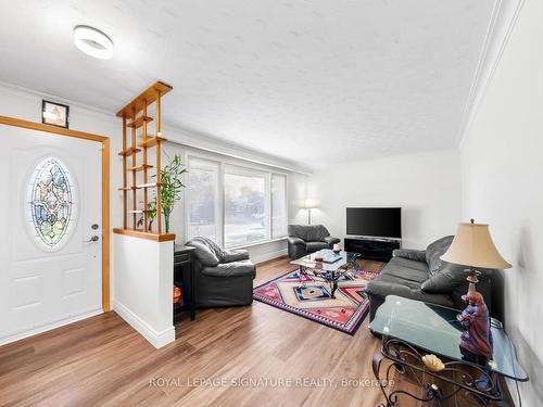 668 Peele Blvd, Burlington, ON - Indoor Photo Showing Living Room