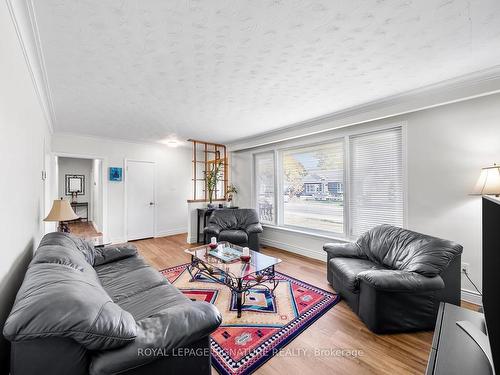 668 Peele Blvd, Burlington, ON - Indoor Photo Showing Living Room