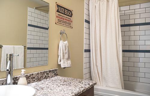 205-309 First Street, Revelstoke, BC - Indoor Photo Showing Bathroom