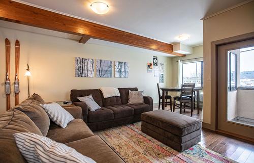 205-309 First Street, Revelstoke, BC - Indoor Photo Showing Living Room