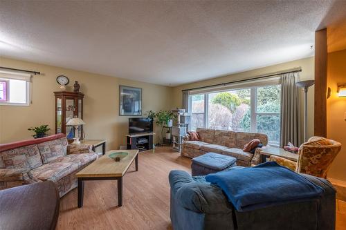 1725 Duncan Avenue, Penticton, BC - Indoor Photo Showing Living Room