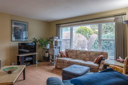 1725 Duncan Avenue, Penticton, BC - Indoor Photo Showing Living Room