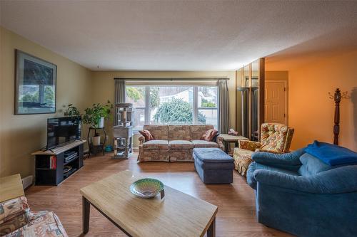 1725 Duncan Avenue, Penticton, BC - Indoor Photo Showing Living Room