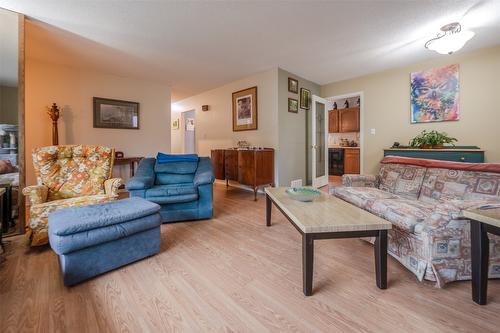 1725 Duncan Avenue, Penticton, BC - Indoor Photo Showing Living Room