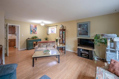 1725 Duncan Avenue, Penticton, BC - Indoor Photo Showing Living Room