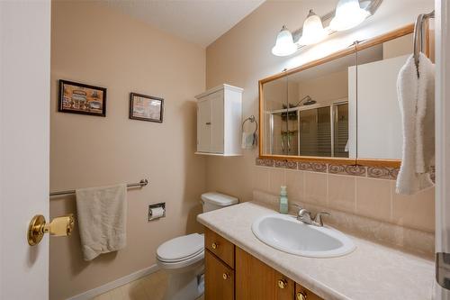 1725 Duncan Avenue, Penticton, BC - Indoor Photo Showing Bathroom