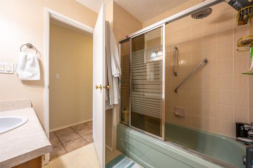 1725 Duncan Avenue, Penticton, BC - Indoor Photo Showing Bathroom