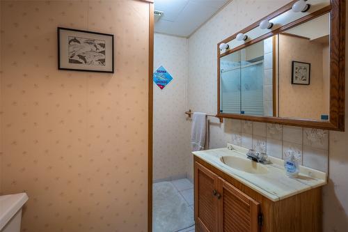 1725 Duncan Avenue, Penticton, BC - Indoor Photo Showing Bathroom