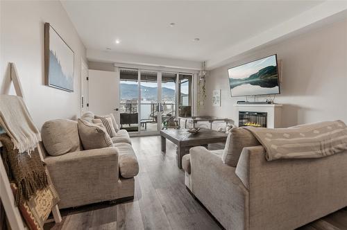 503-110 Ellis Street, Penticton, BC - Indoor Photo Showing Living Room With Fireplace