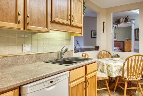 101-374 Winnipeg Street, Penticton, BC - Indoor Photo Showing Kitchen With Double Sink