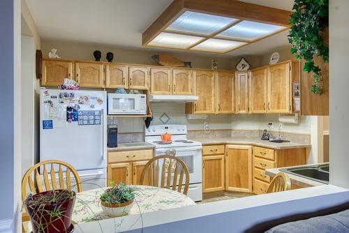 101-374 Winnipeg Street, Penticton, BC - Indoor Photo Showing Kitchen