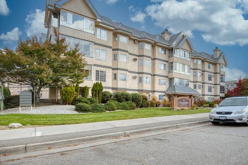 101-374 Winnipeg Street, Penticton, BC - Outdoor With Facade