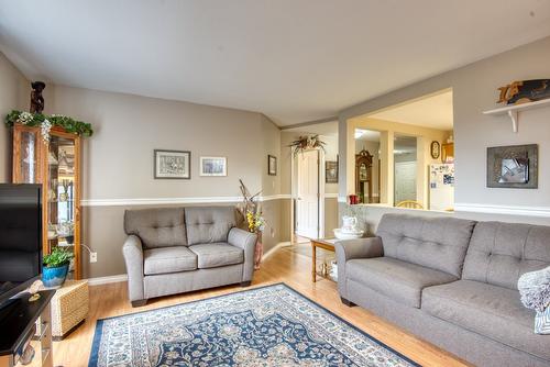 101-374 Winnipeg Street, Penticton, BC - Indoor Photo Showing Living Room