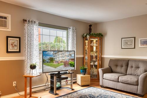 101-374 Winnipeg Street, Penticton, BC - Indoor Photo Showing Living Room