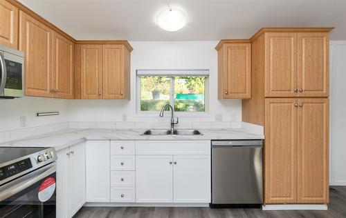 1235 Lee Creek Drive, Lee Creek, BC - Indoor Photo Showing Kitchen With Double Sink