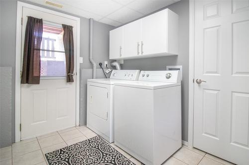 1310 Mary Court, Kelowna, BC - Indoor Photo Showing Laundry Room