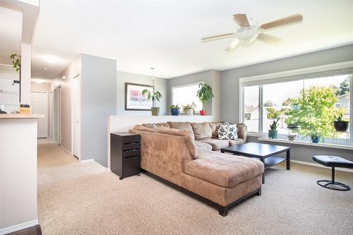 1310 Mary Court, Kelowna, BC - Indoor Photo Showing Living Room