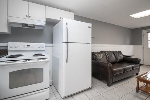 1310 Mary Court, Kelowna, BC - Indoor Photo Showing Kitchen