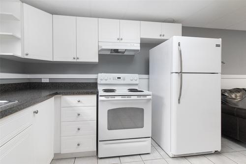 1310 Mary Court, Kelowna, BC - Indoor Photo Showing Kitchen