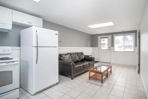 1310 Mary Court, Kelowna, BC - Indoor Photo Showing Kitchen