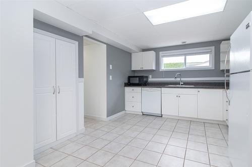 1310 Mary Court, Kelowna, BC - Indoor Photo Showing Kitchen