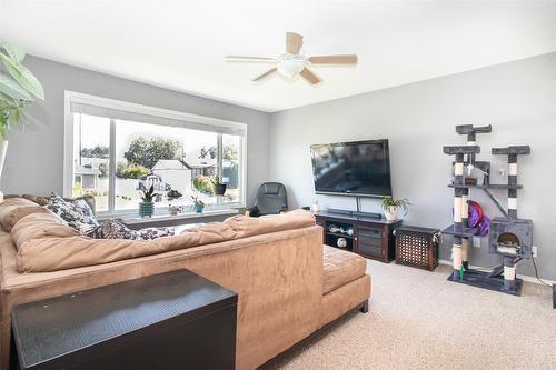 1310 Mary Court, Kelowna, BC - Indoor Photo Showing Living Room